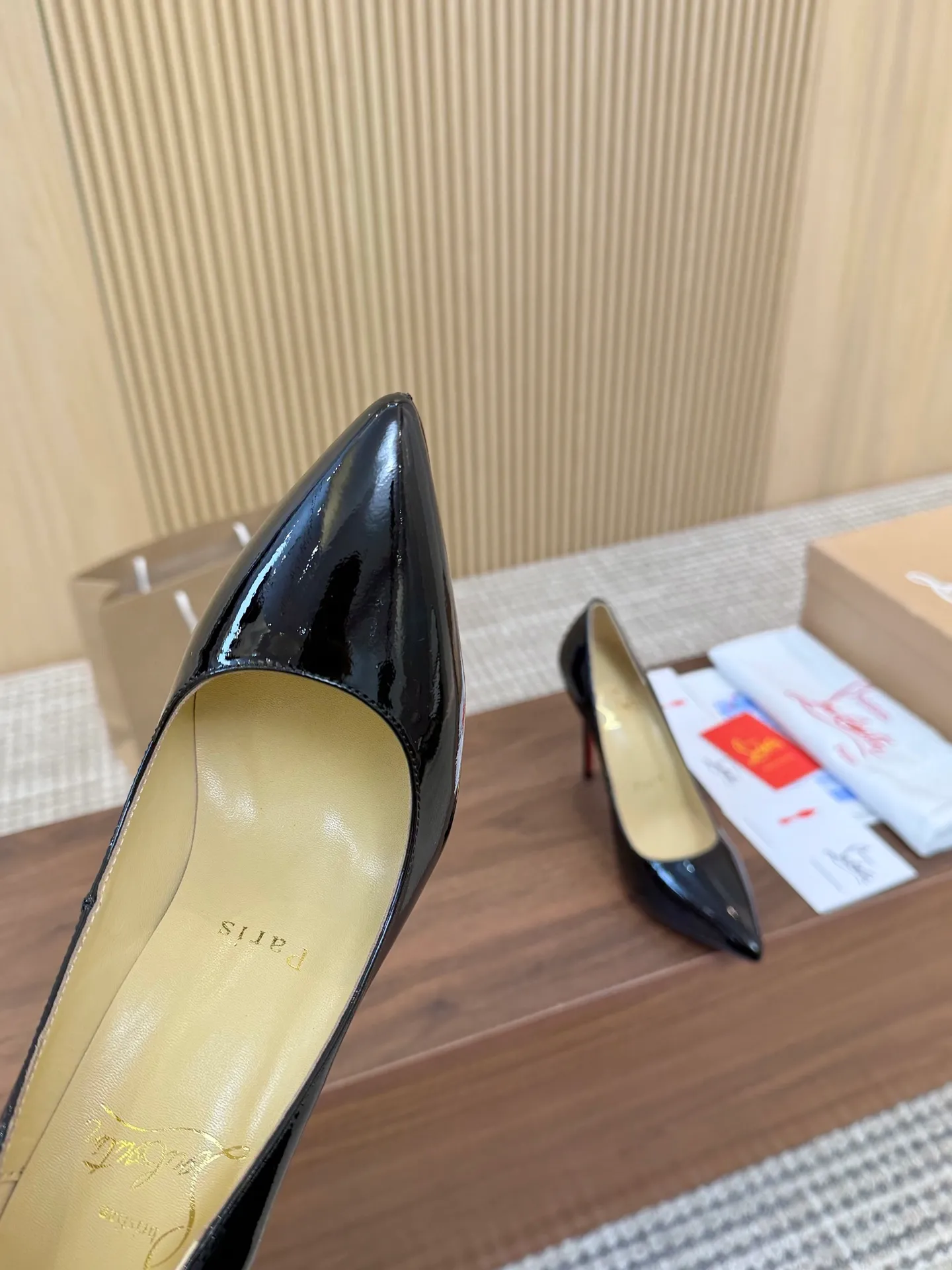 👟👟Ex-factory price 440👟👟 Genuine leather sole +40 Year-round shipment💝Christian Louboutin CL👠 Classic "💎Cow Patent Leather💎Series" noble and luxurious, real blingbling✨ Real materials, all customized by the pattern maker, and the materials are made of original customized materials, achieving the taste of the original 6 color options💍 Upper: Imported 👉Cow patent leather💪 Lining: Sheepskin foot pad/lining Size: 34-40.41.42 Heel height: 10.5cm and 8.5cm two options Leather sole Rubber sole
